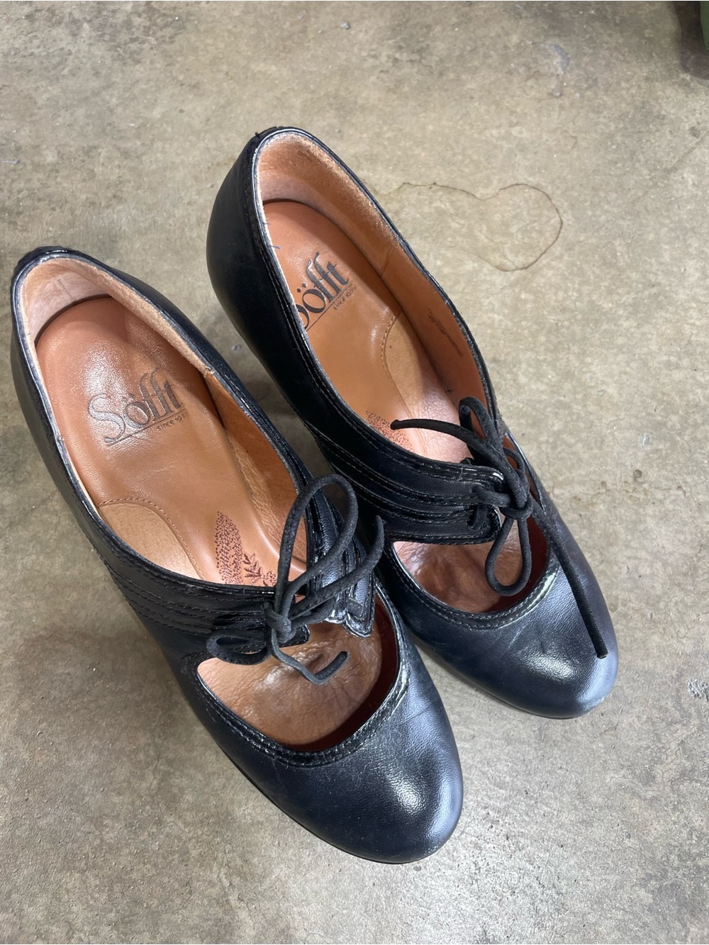 SOFFT Black Leather Lace-Up Women’s Booties